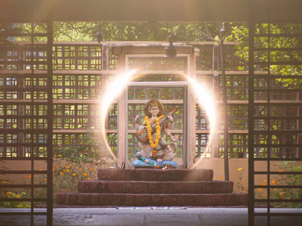 Indien Statue Sri Sai Prana Yoga